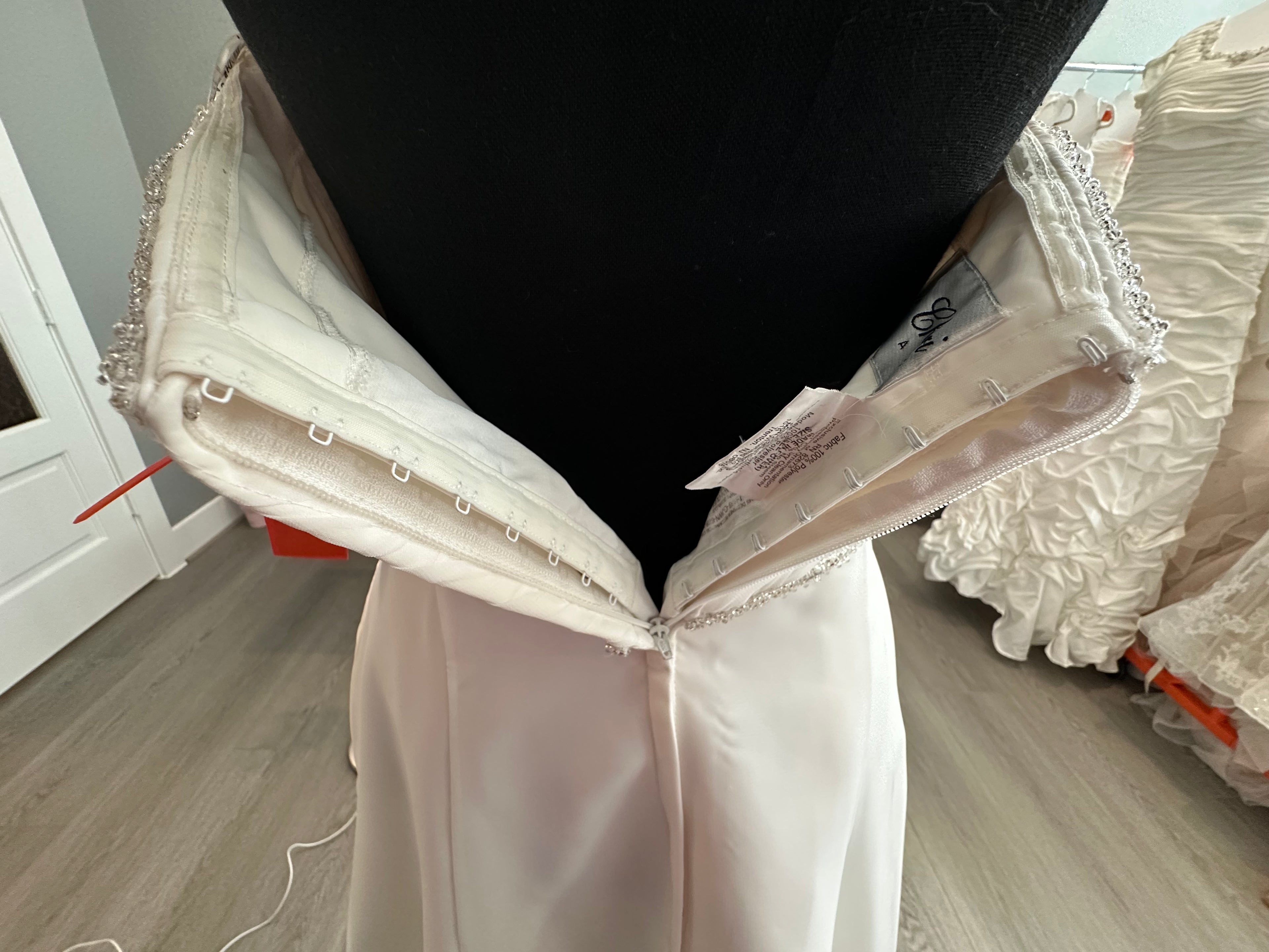 Rhiannon A-Line Strapless Sweetheart Wedding Dress/ SIZE 4