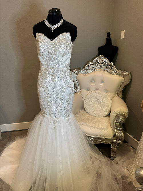 Custom Modern Mermaid-Style Wedding Gown with a Stunning Sweetheart Neckline- SIZE4