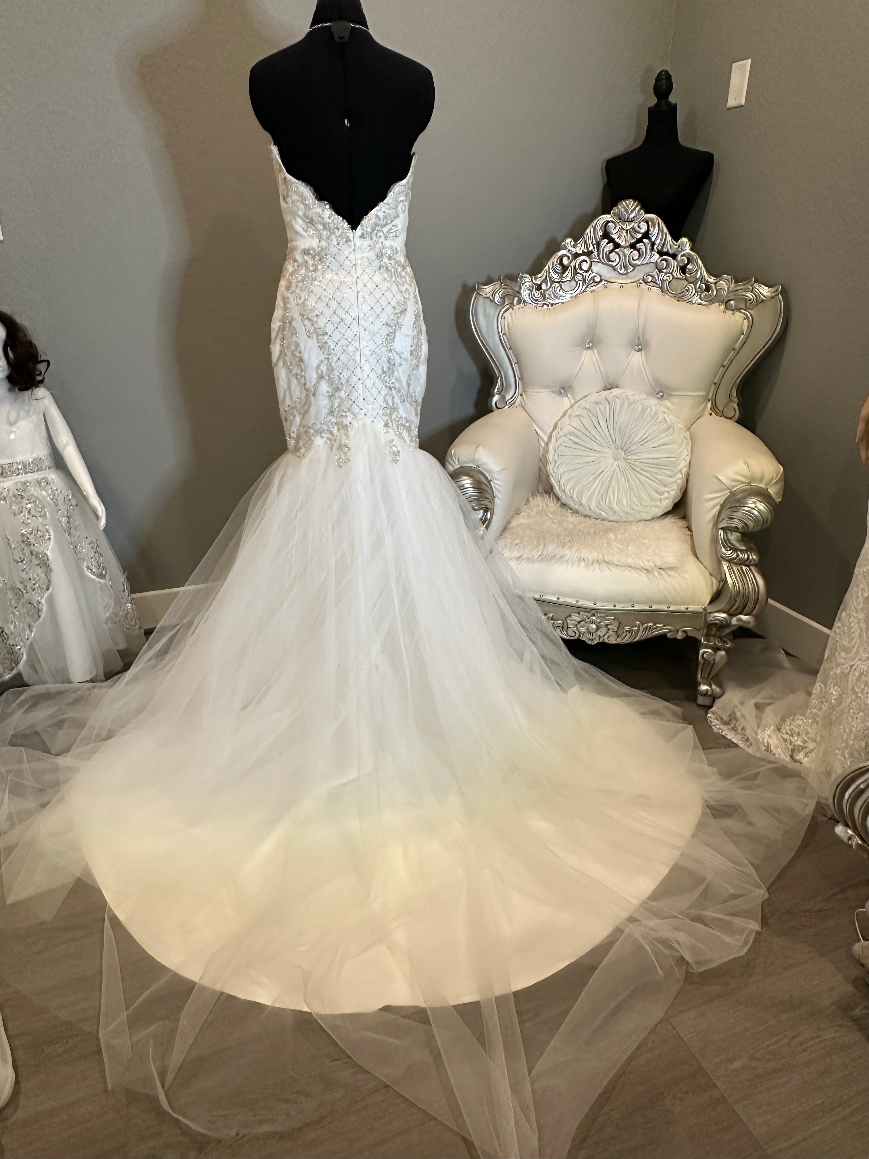 Custom Modern Mermaid-Style Wedding Gown with a Stunning Sweetheart Neckline- SIZE4