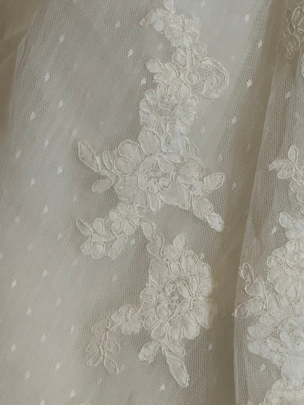 La Sposa Pronovias Lace A-Line Wedding Dress w/ Straight Neckline, Button Back & Chapel Train SIZE 14