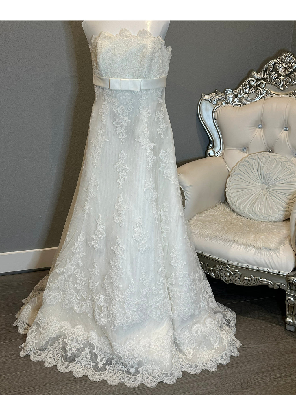 La Sposa Pronovias Lace A-Line Wedding Dress w/ Straight Neckline, Button Back & Chapel Train SIZE 14