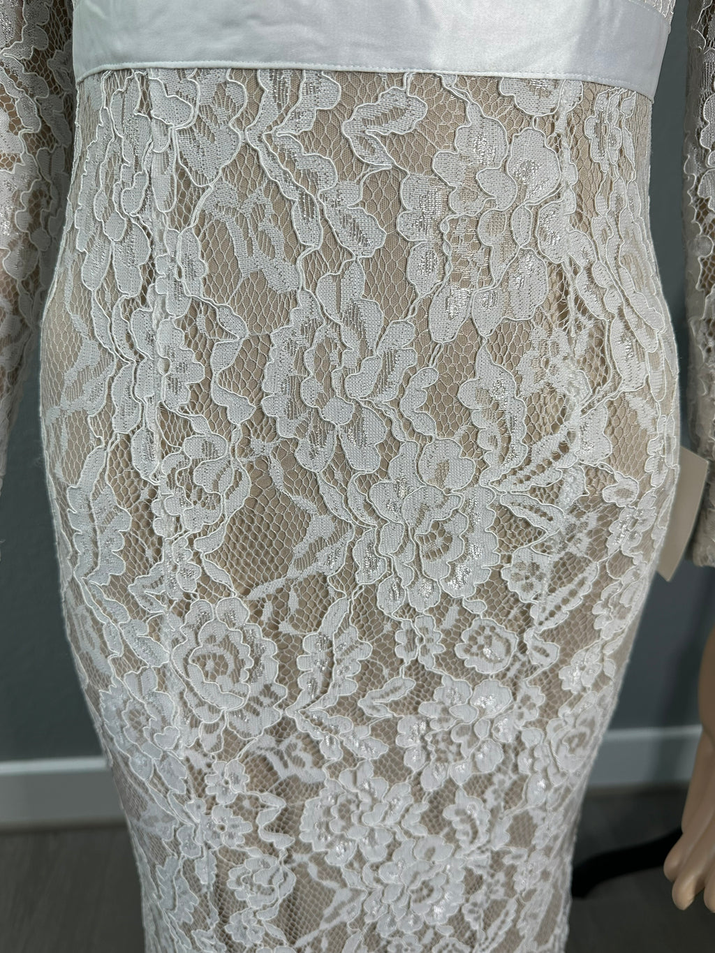 Lulus Sheath-Style Wedding Gown with Long Sleeves and Elegant Floral Lace Accents/ SIZE 2