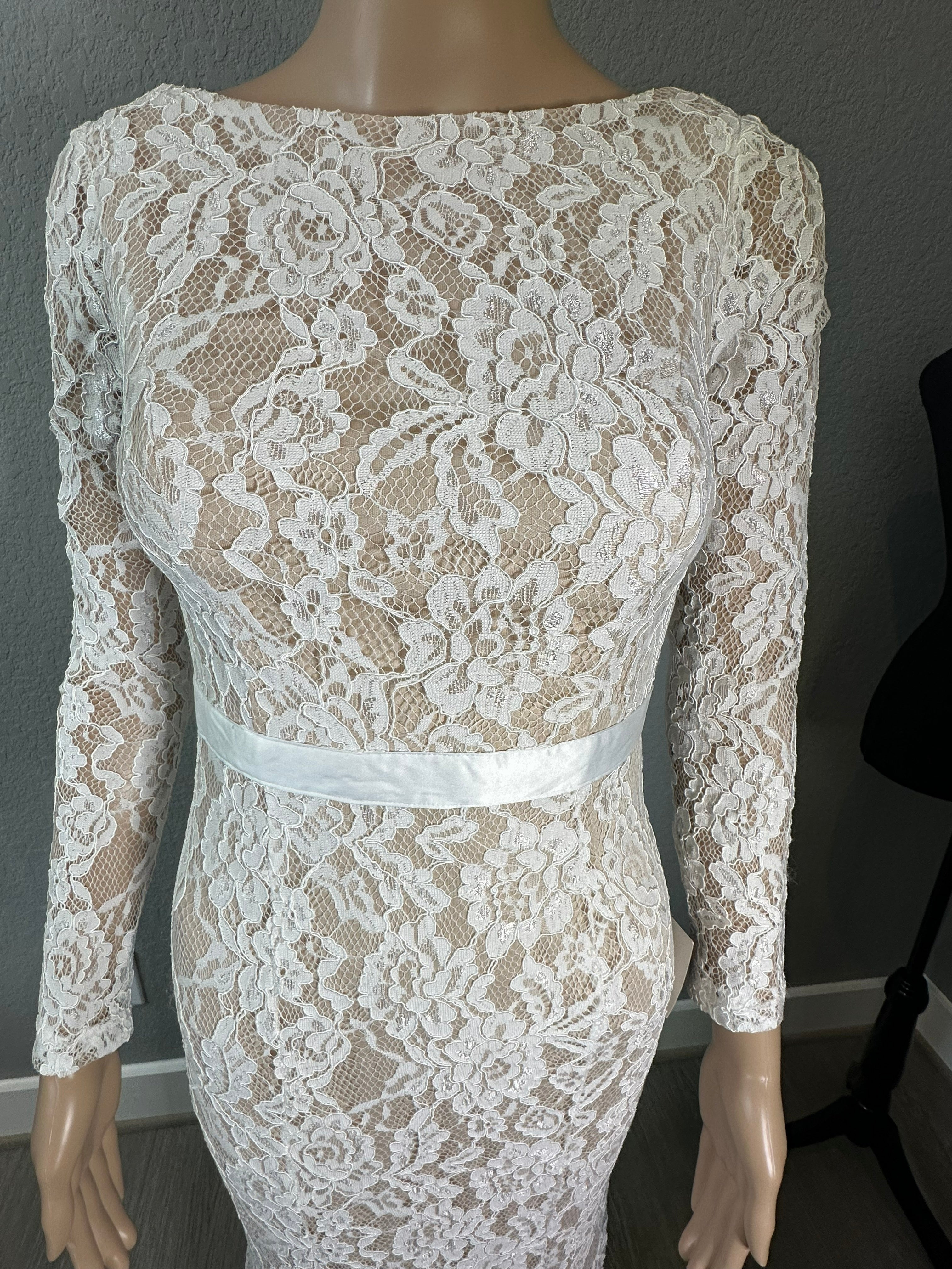 Lulus Sheath-Style Wedding Gown with Long Sleeves and Elegant Floral Lace Accents/ SIZE 2
