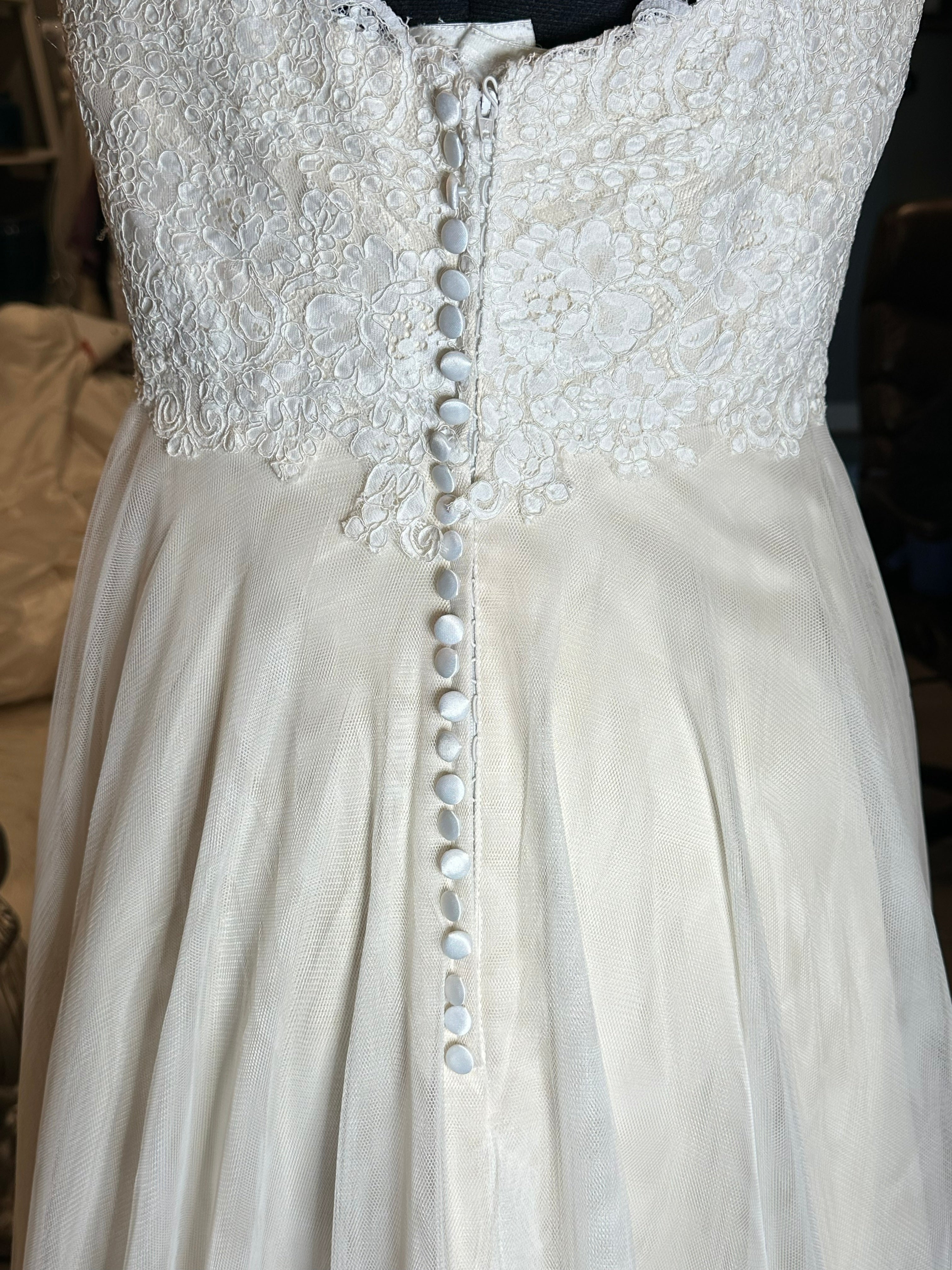 Carrrafina Removable Straps Sweetheart Neckline with A-Line Silhouette SIZE 8