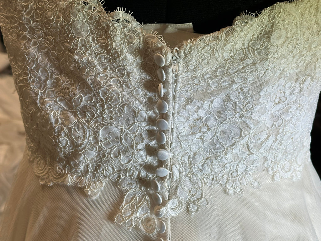 Carrrafina Removable Straps Sweetheart Neckline with A-Line Silhouette SIZE 8