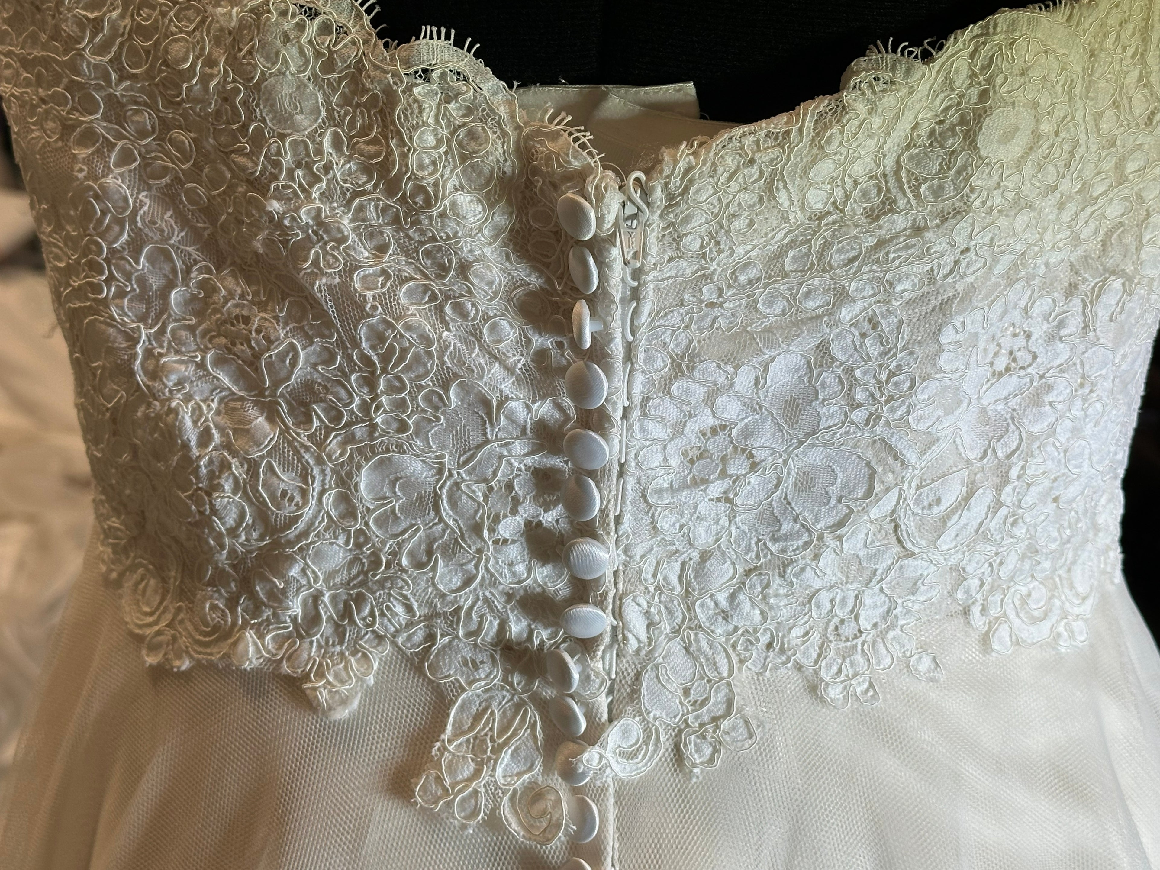 Carrrafina Removable Straps Sweetheart Neckline with A-Line Silhouette SIZE 8