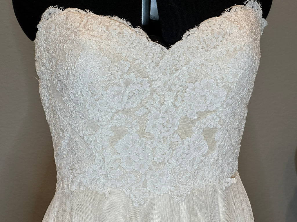 Carrrafina Removable Straps Sweetheart Neckline with A-Line Silhouette SIZE 8