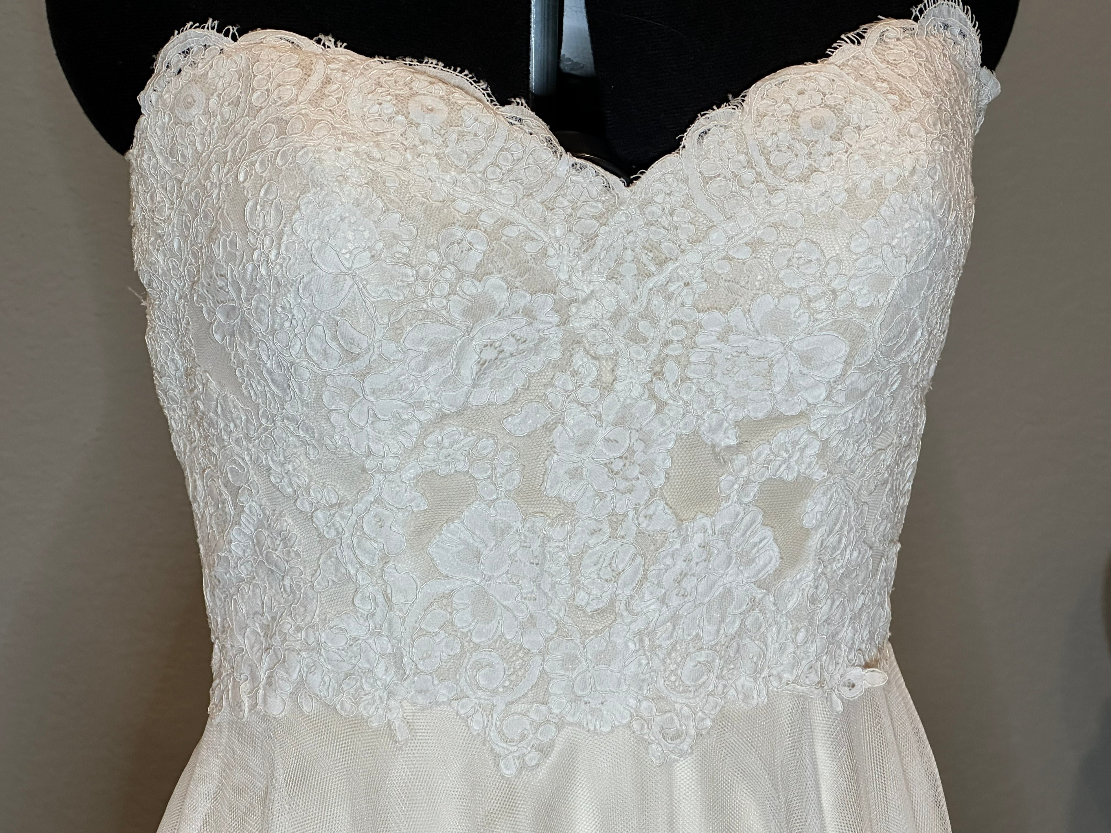 Carrrafina Removable Straps Sweetheart Neckline with A-Line Silhouette SIZE 8