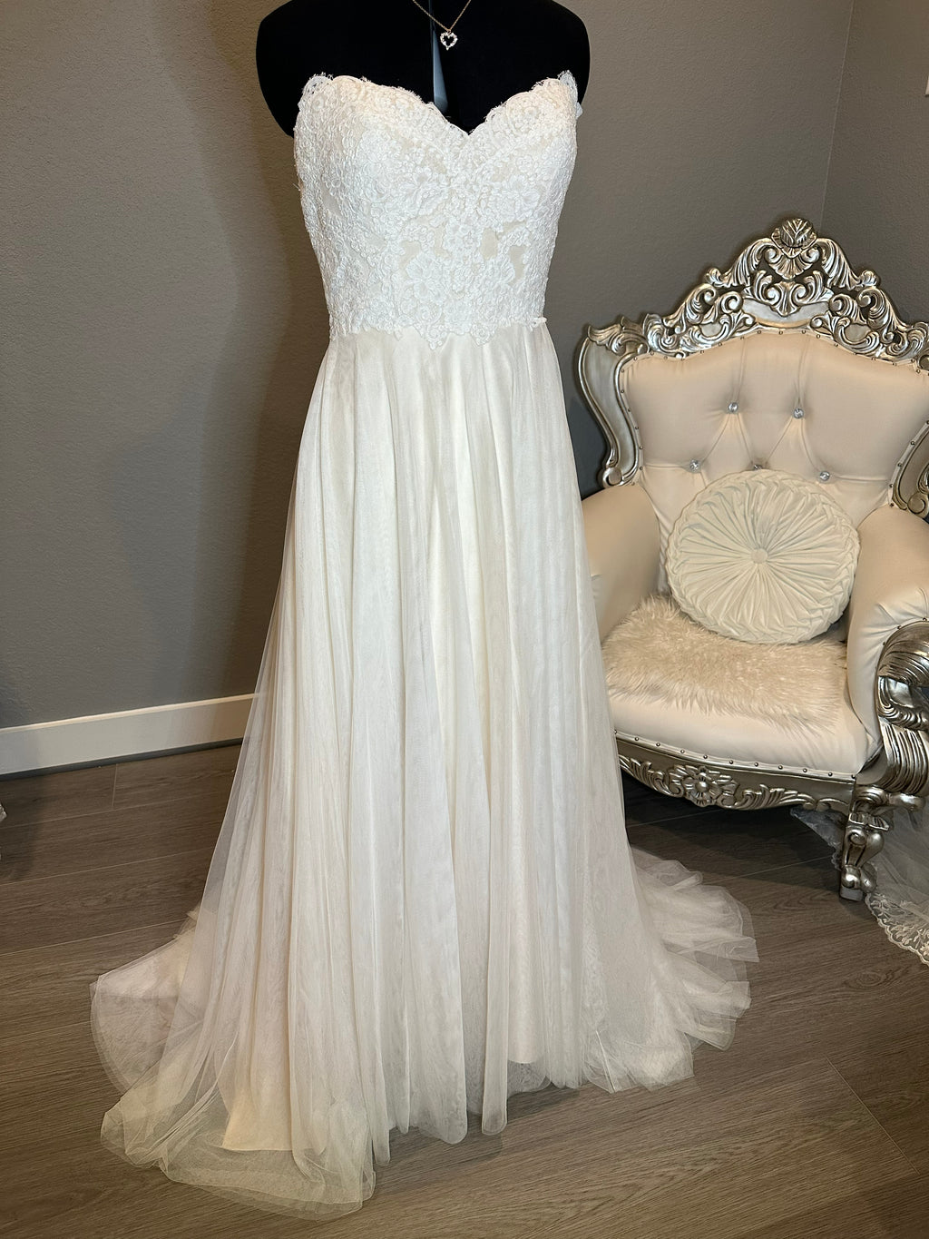 Carrrafina Removable Straps Sweetheart Neckline with A-Line Silhouette SIZE 8