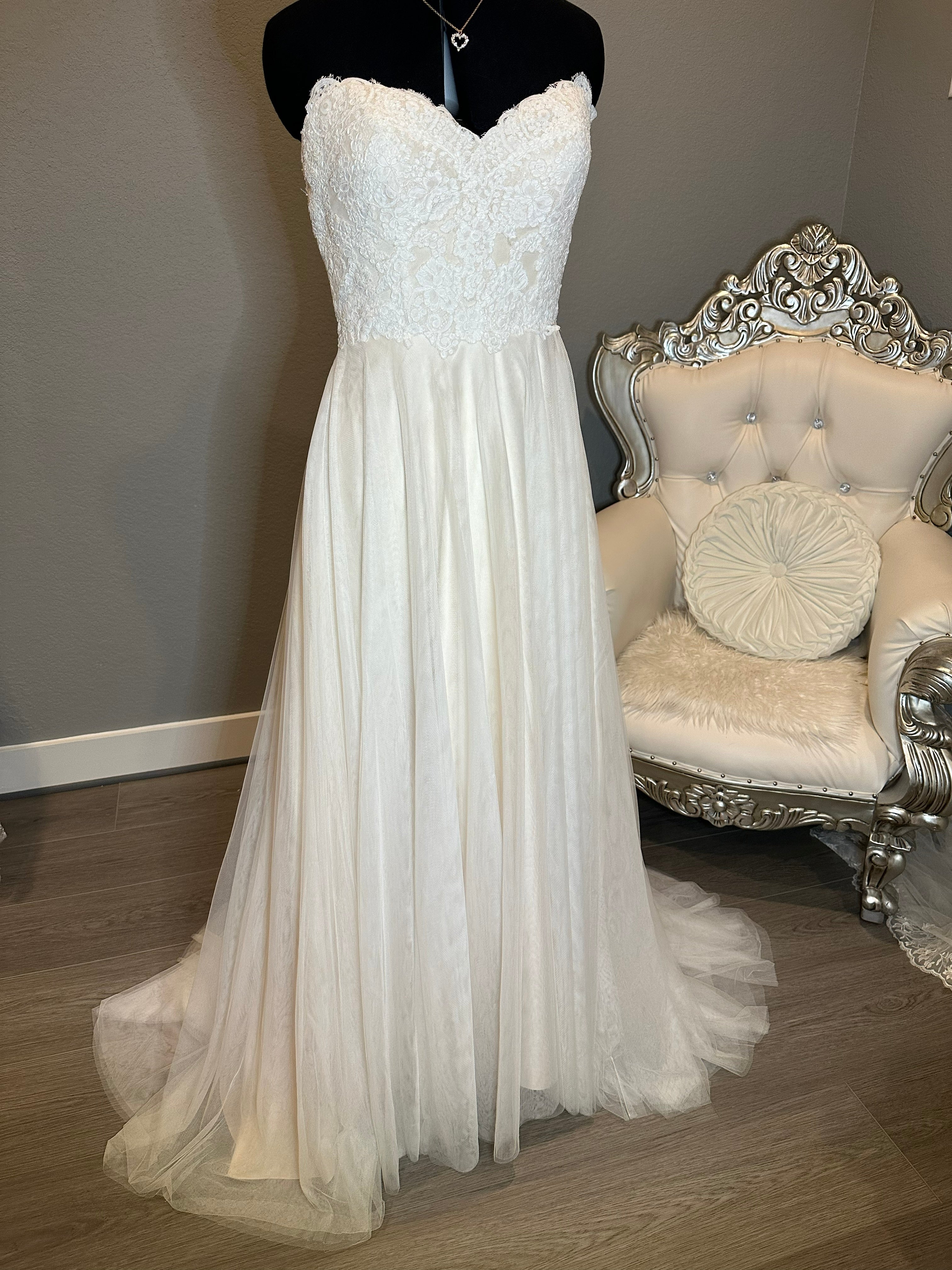 Carrrafina Removable Straps Sweetheart Neckline with A-Line Silhouette SIZE 8