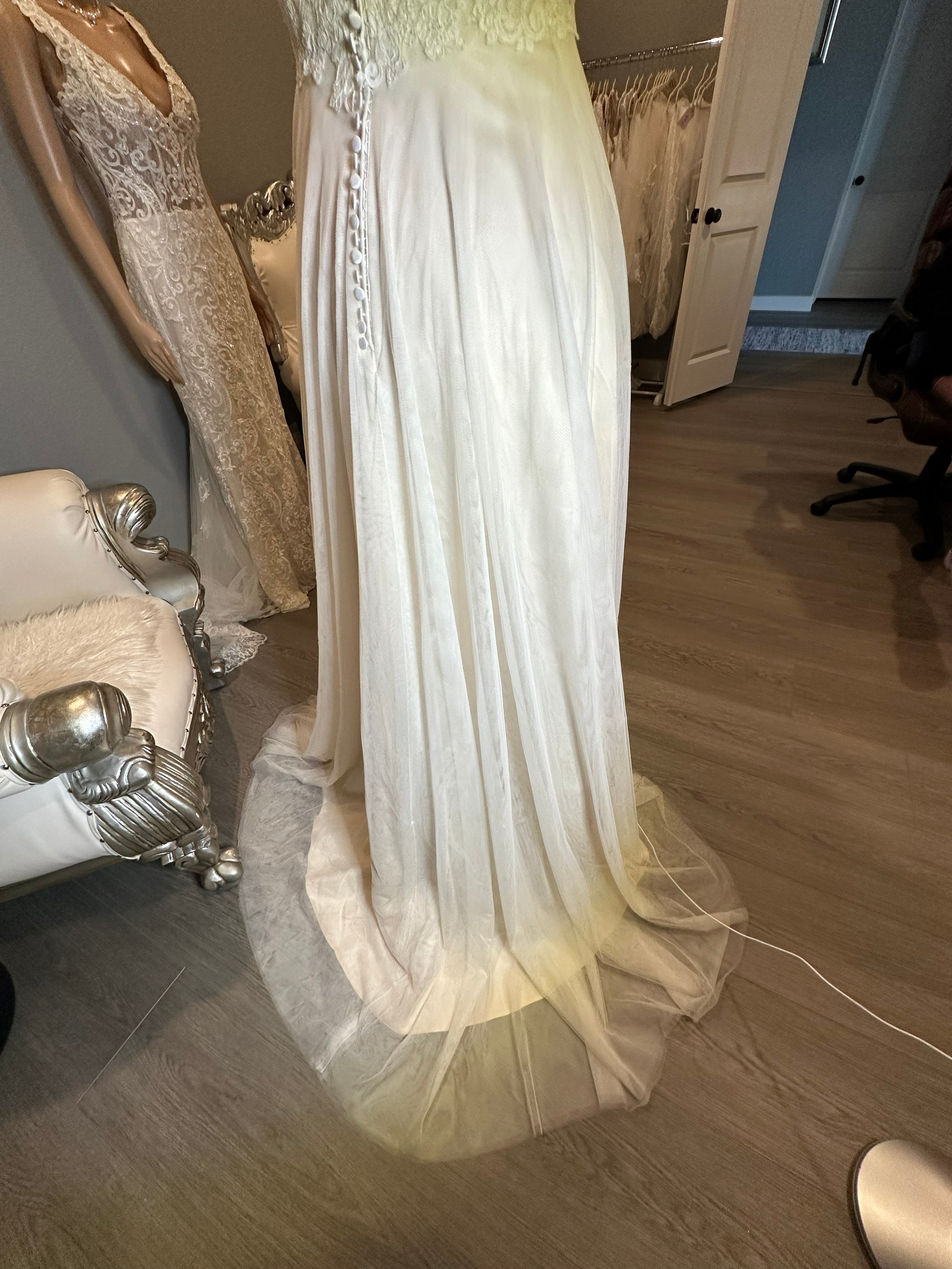 Carrrafina Removable Straps Sweetheart Neckline with A-Line Silhouette SIZE 8
