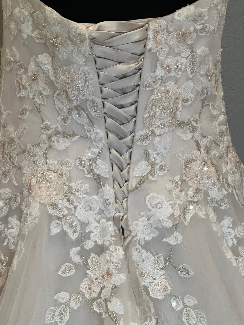David’s Bridal Strapless Lace Ball Gown Wedding Dress with Tulle Skirt & Train SIZE 10