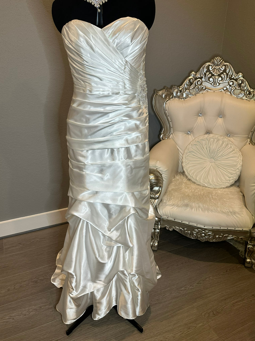 David's Bridal Elegant Satin Trumpet Bridal Gown with Sweetheart Neckline SIZE 8