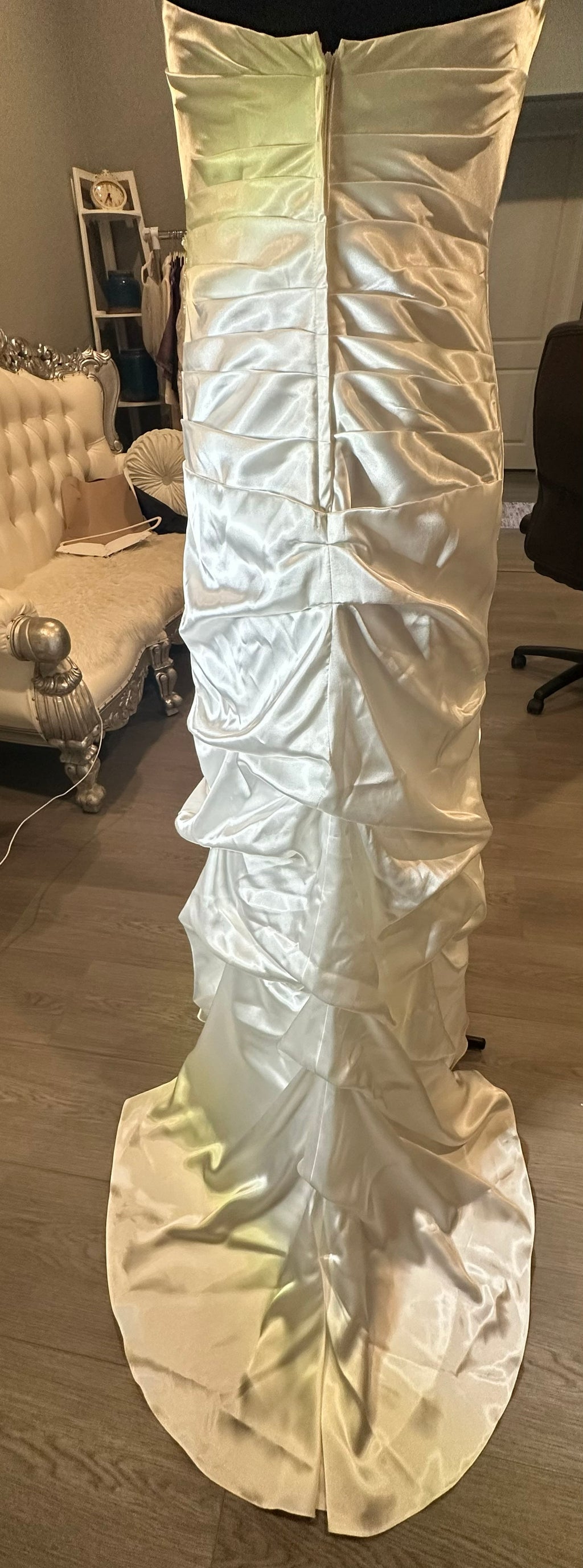 David's Bridal Elegant Satin Trumpet Bridal Gown with Sweetheart Neckline SIZE 8
