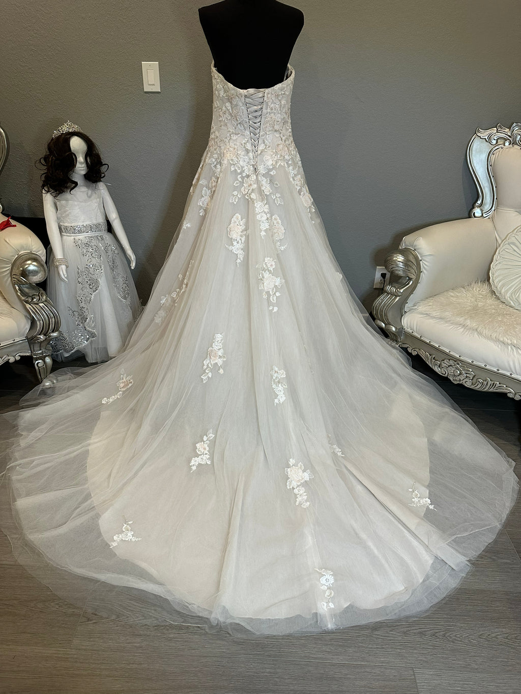 David’s Bridal Strapless Lace Ball Gown Wedding Dress with Tulle Skirt & Train SIZE 10