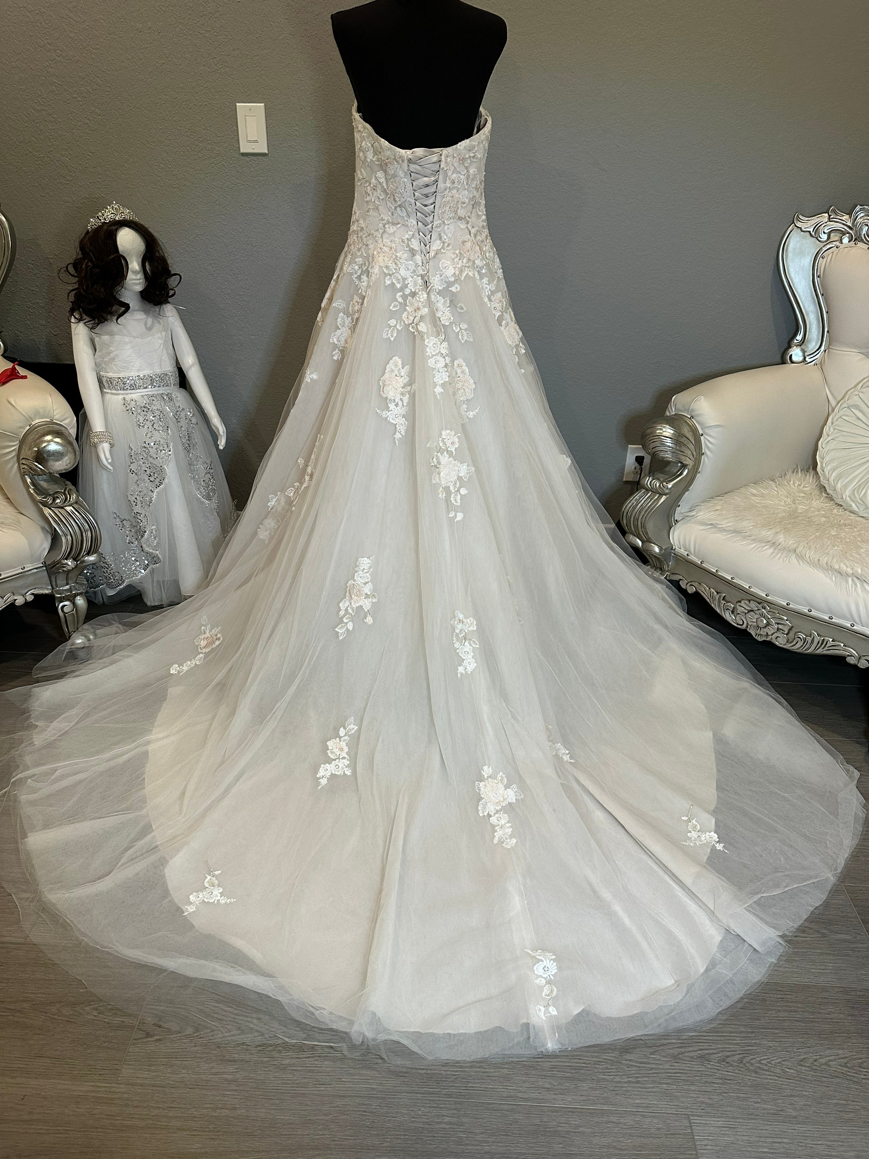 David’s Bridal Strapless Lace Ball Gown Wedding Dress with Tulle Skirt & Train SIZE 10