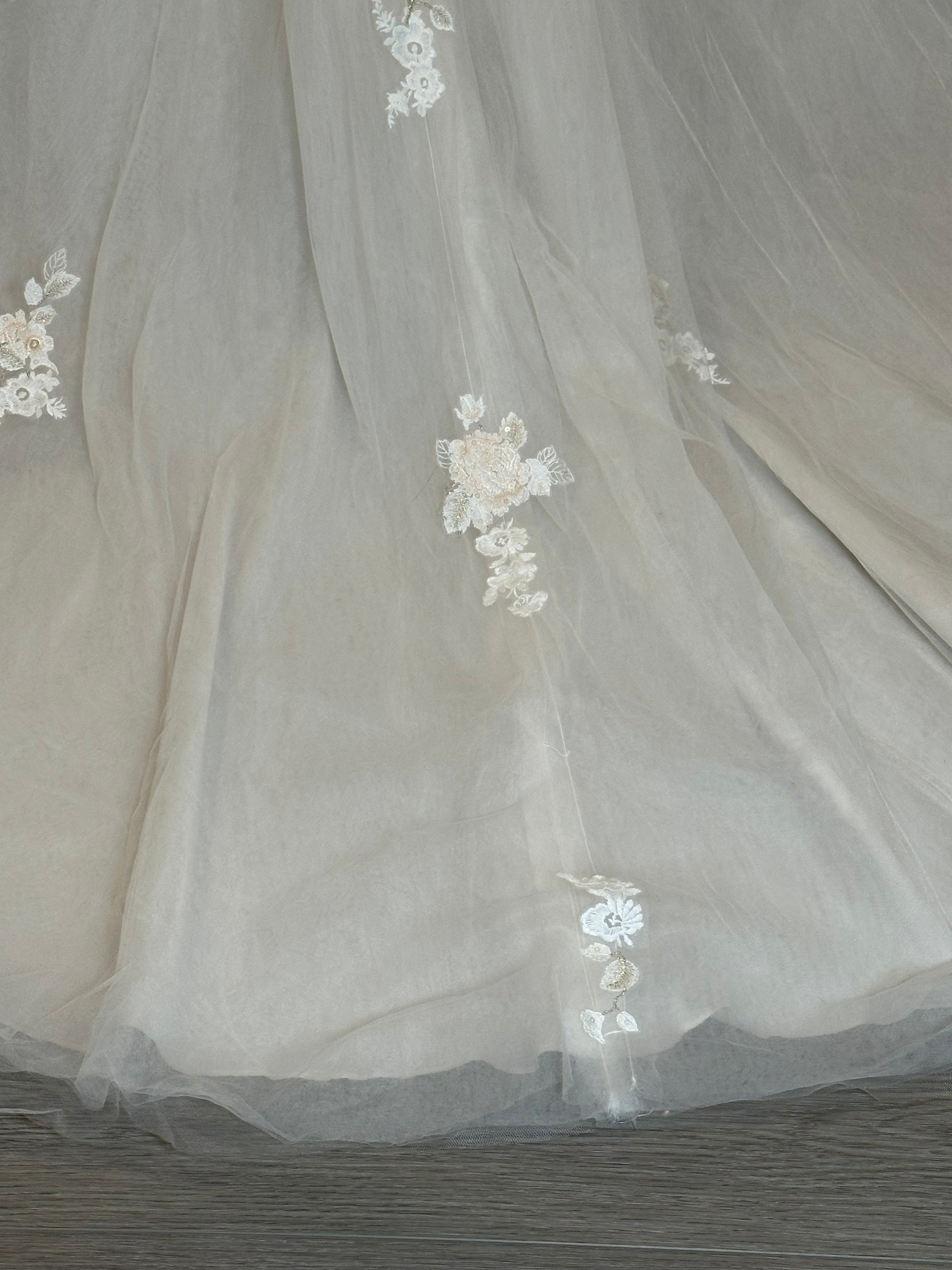 David’s Bridal Strapless Lace Ball Gown Wedding Dress with Tulle Skirt & Train SIZE 10