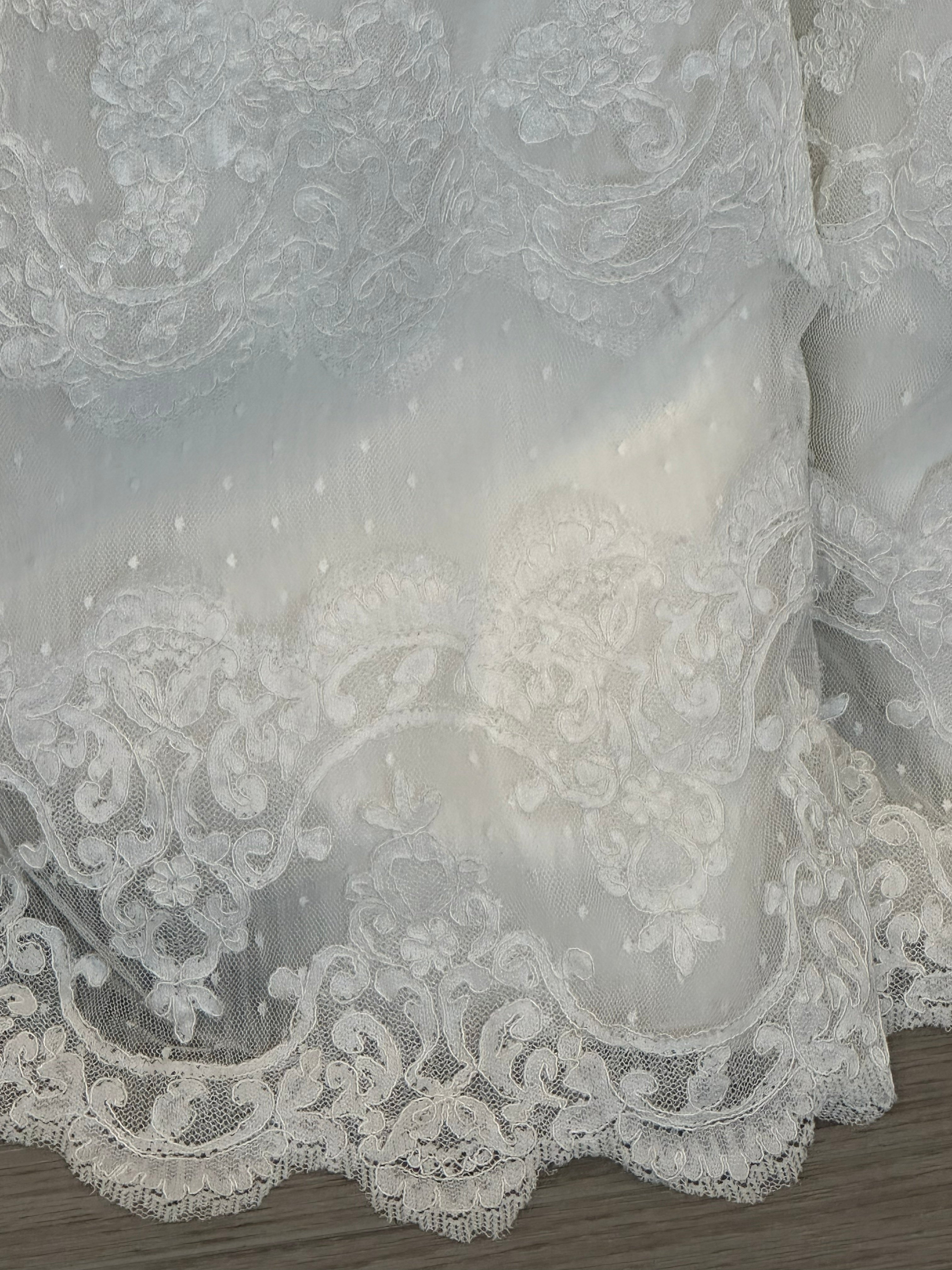 La Sposa Pronovias Lace A-Line Wedding Dress w/ Straight Neckline, Button Back & Chapel Train SIZE 14