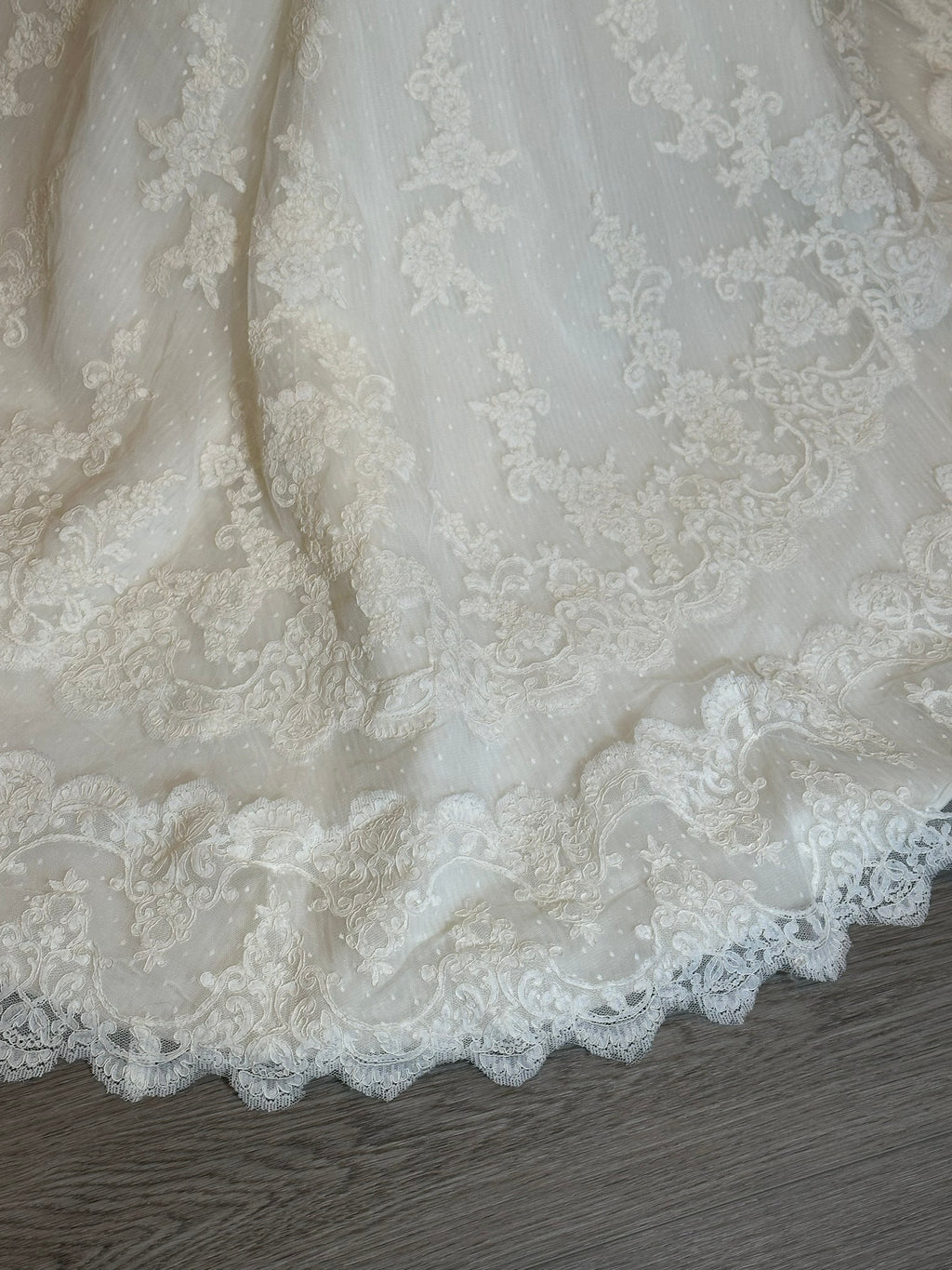 La Sposa Pronovias Lace A-Line Wedding Dress w/ Straight Neckline, Button Back & Chapel Train SIZE 14