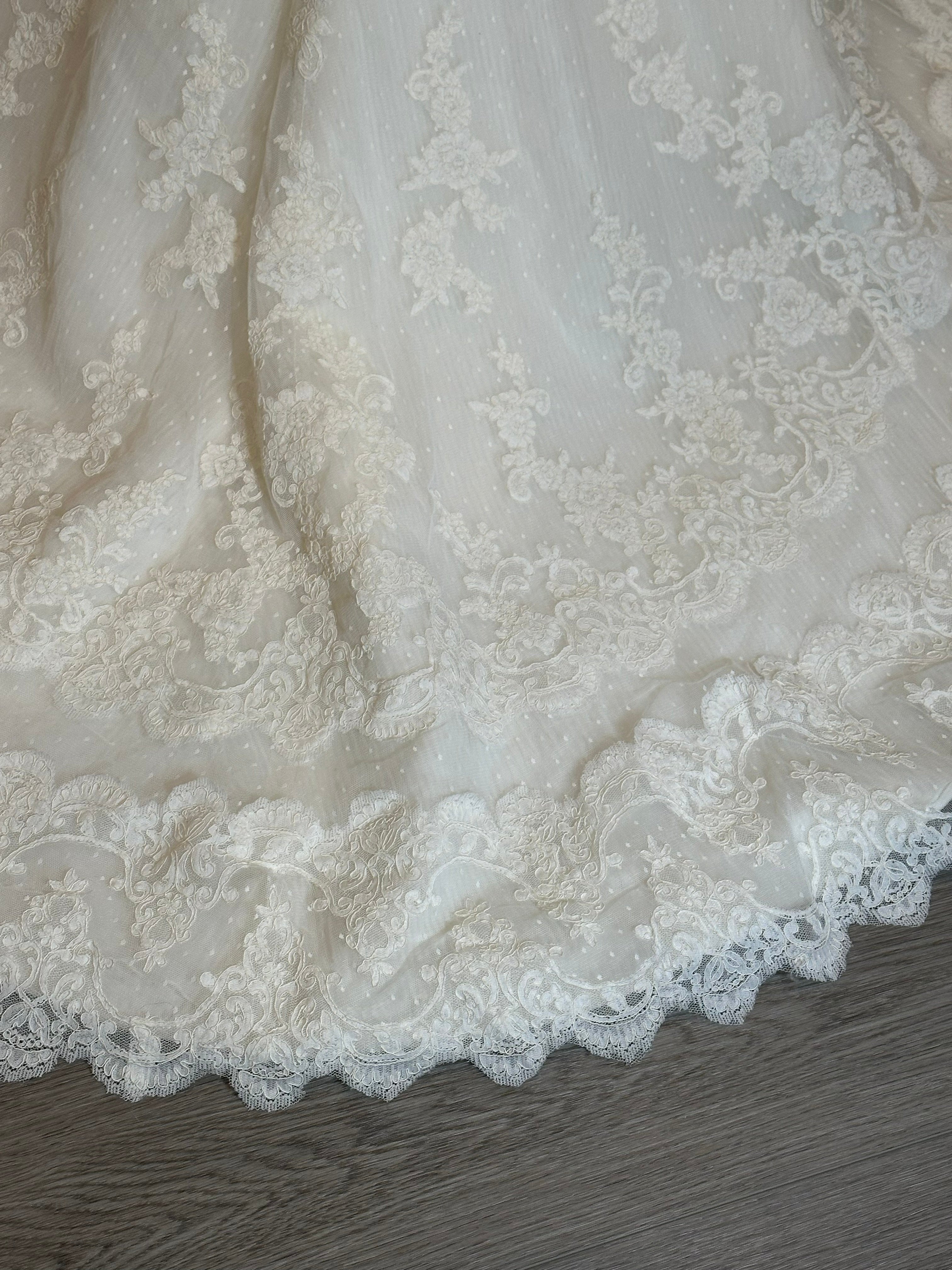 La Sposa Pronovias Lace A-Line Wedding Dress w/ Straight Neckline, Button Back & Chapel Train SIZE 14