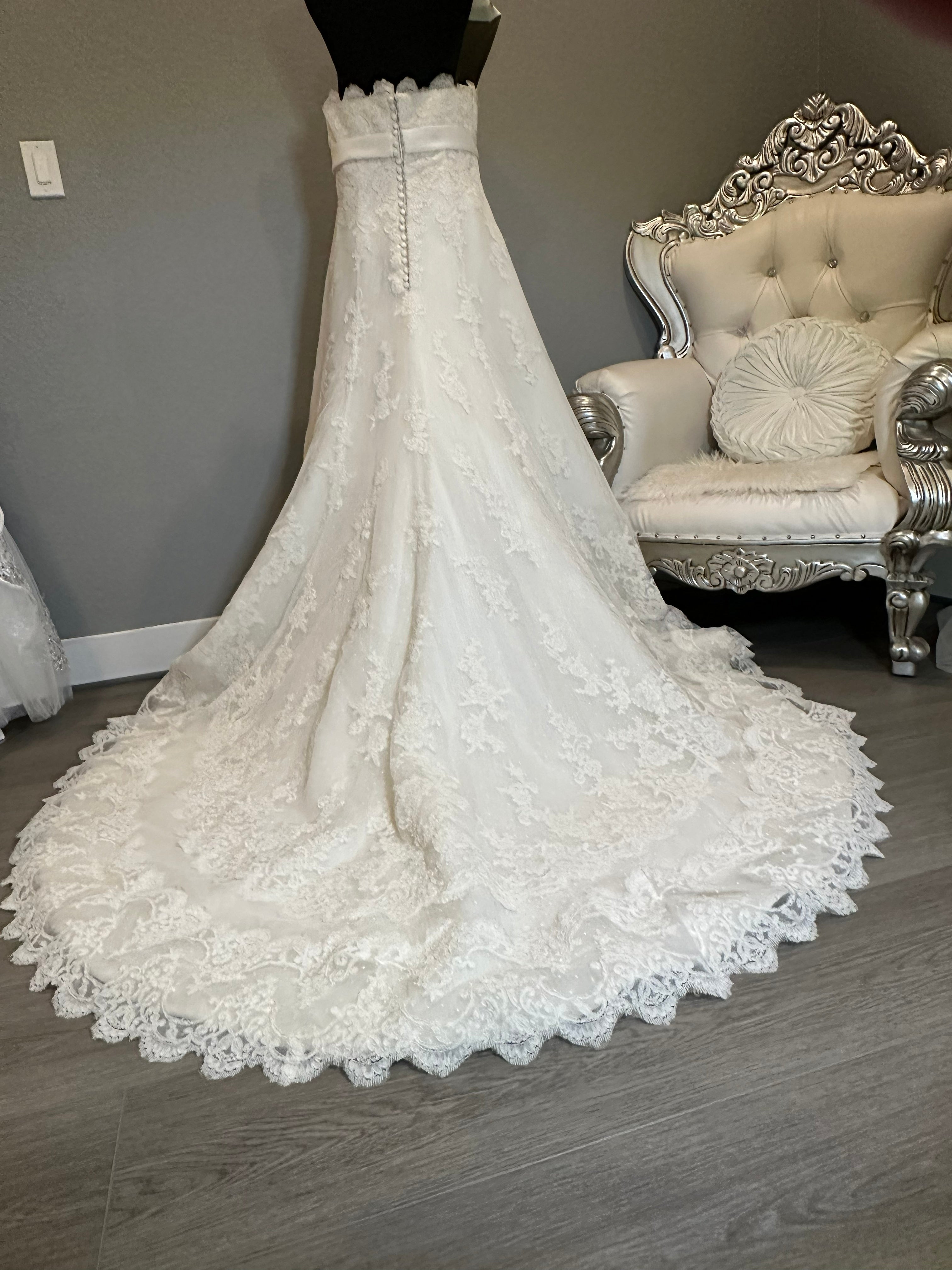 La Sposa Pronovias Lace A-Line Wedding Dress w/ Straight Neckline, Button Back & Chapel Train SIZE 14