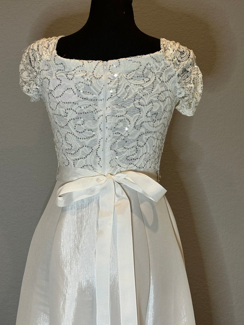 Duulce Satin & Lace Flower Girl / Junior Bridesmaid Style Dress – Short Sleeve, Beaded Waist, Ivory SIZE ADULT SMALL