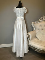 Duulce Satin & Lace Flower Girl / Junior Bridesmaid Style Dress – Short Sleeve, Beaded Waist, Ivory SIZE ADULT SMALL