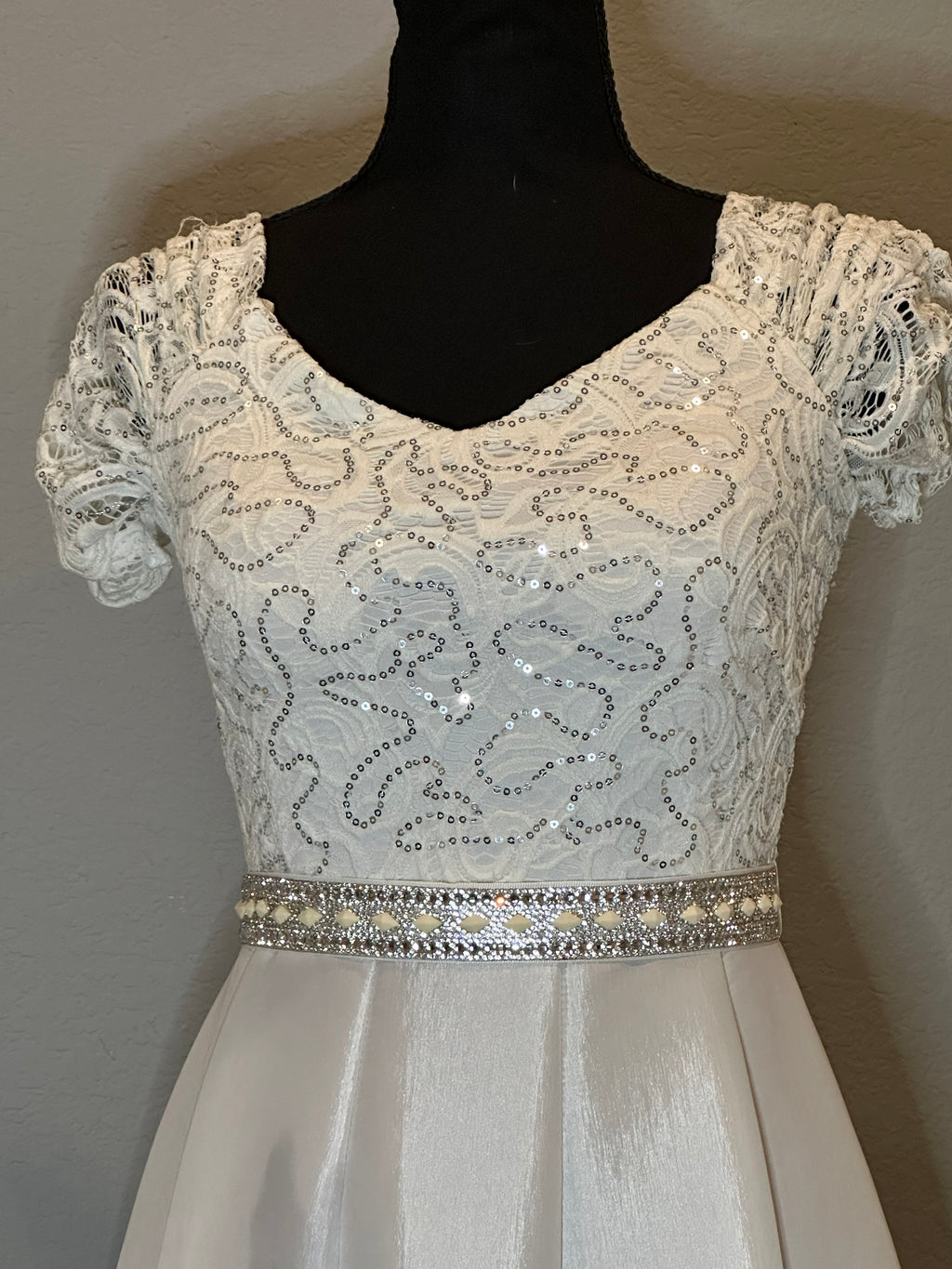Duulce Satin & Lace Flower Girl / Junior Bridesmaid Style Dress – Short Sleeve, Beaded Waist, Ivory SIZE ADULT SMALL