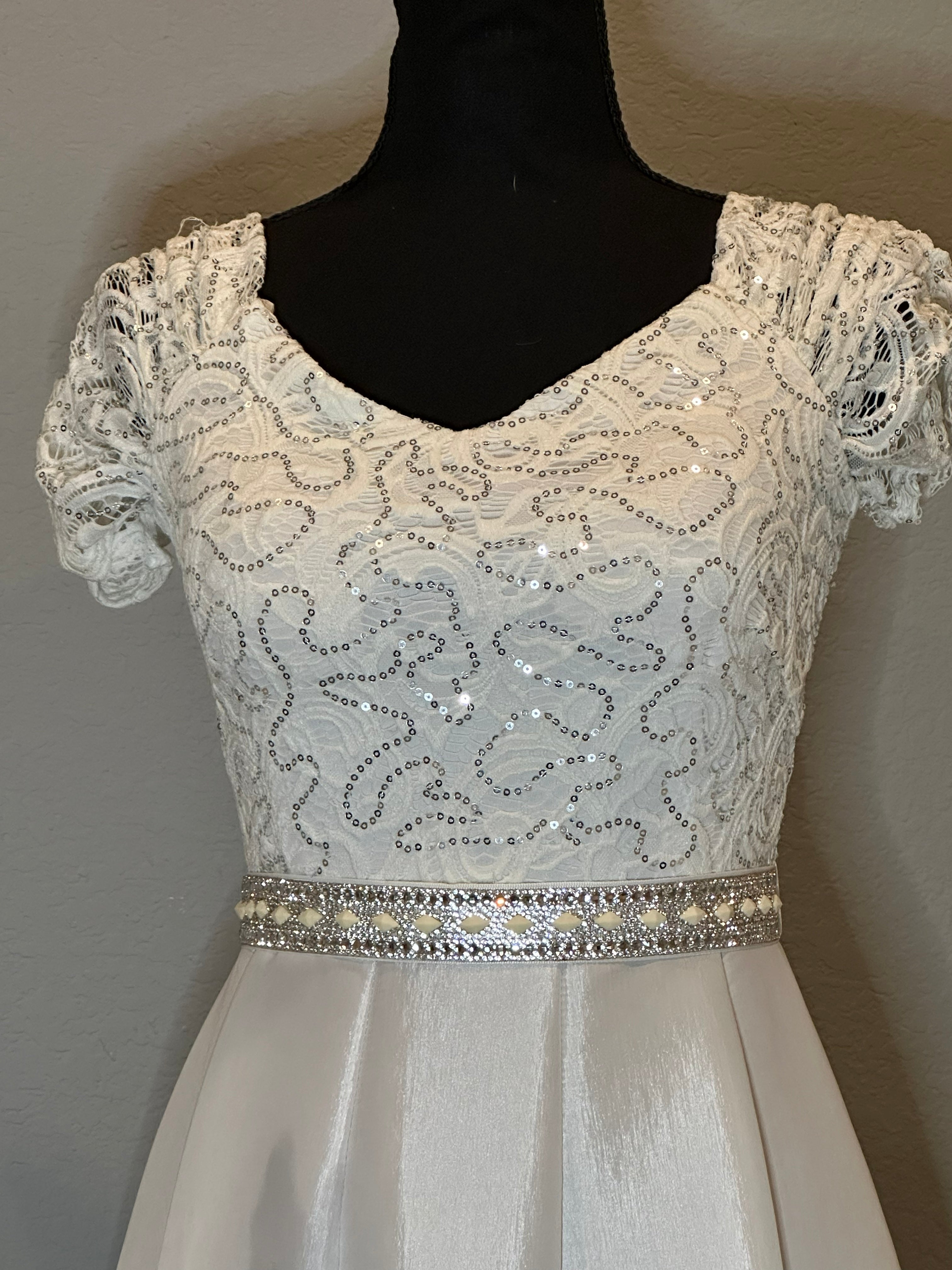 Duulce Satin & Lace Flower Girl / Junior Bridesmaid Style Dress – Short Sleeve, Beaded Waist, Ivory SIZE ADULT SMALL