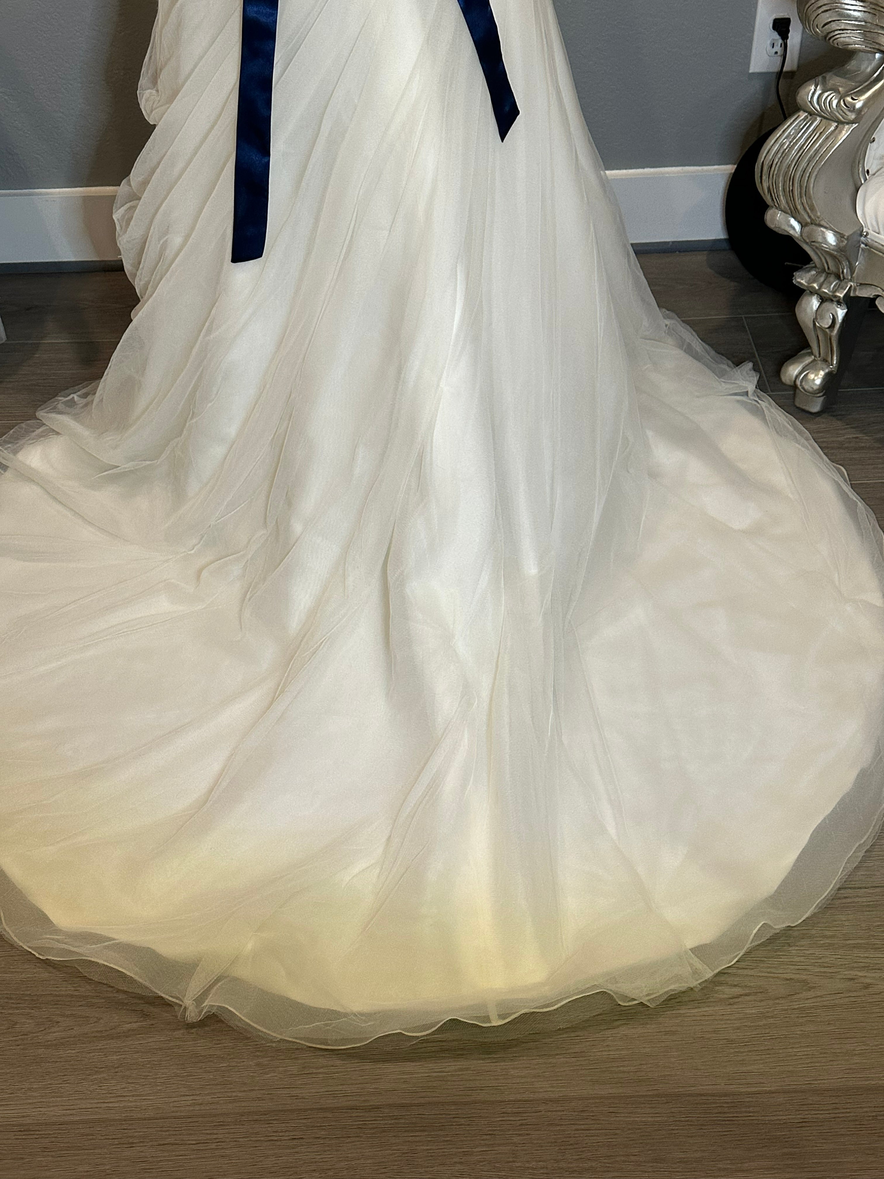 Essense of Australia Sweetheart Ruched Wedding Dress with Navy Sash & Train SIZE 10