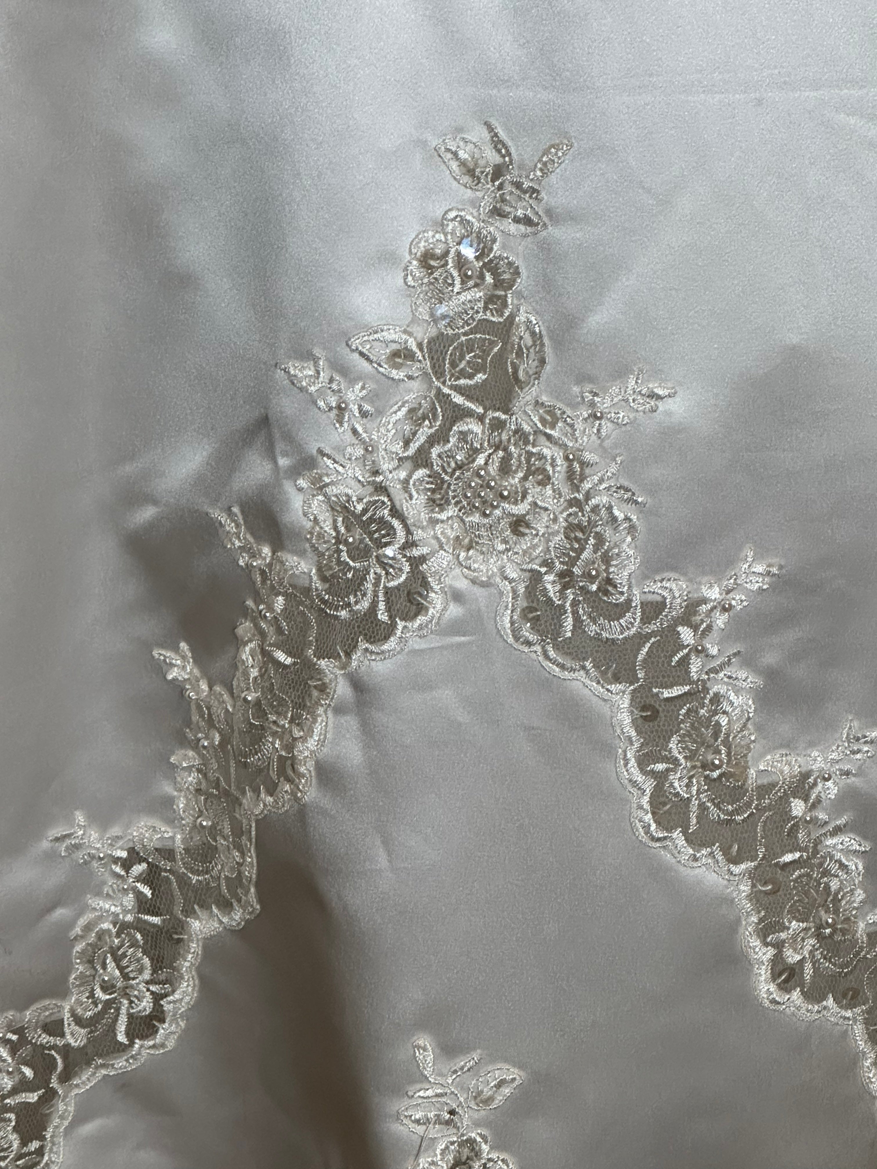 Gloria Vanderbilt Elegant High-Neck Lace Ball Gown with Cathedral Train SIZE 10
