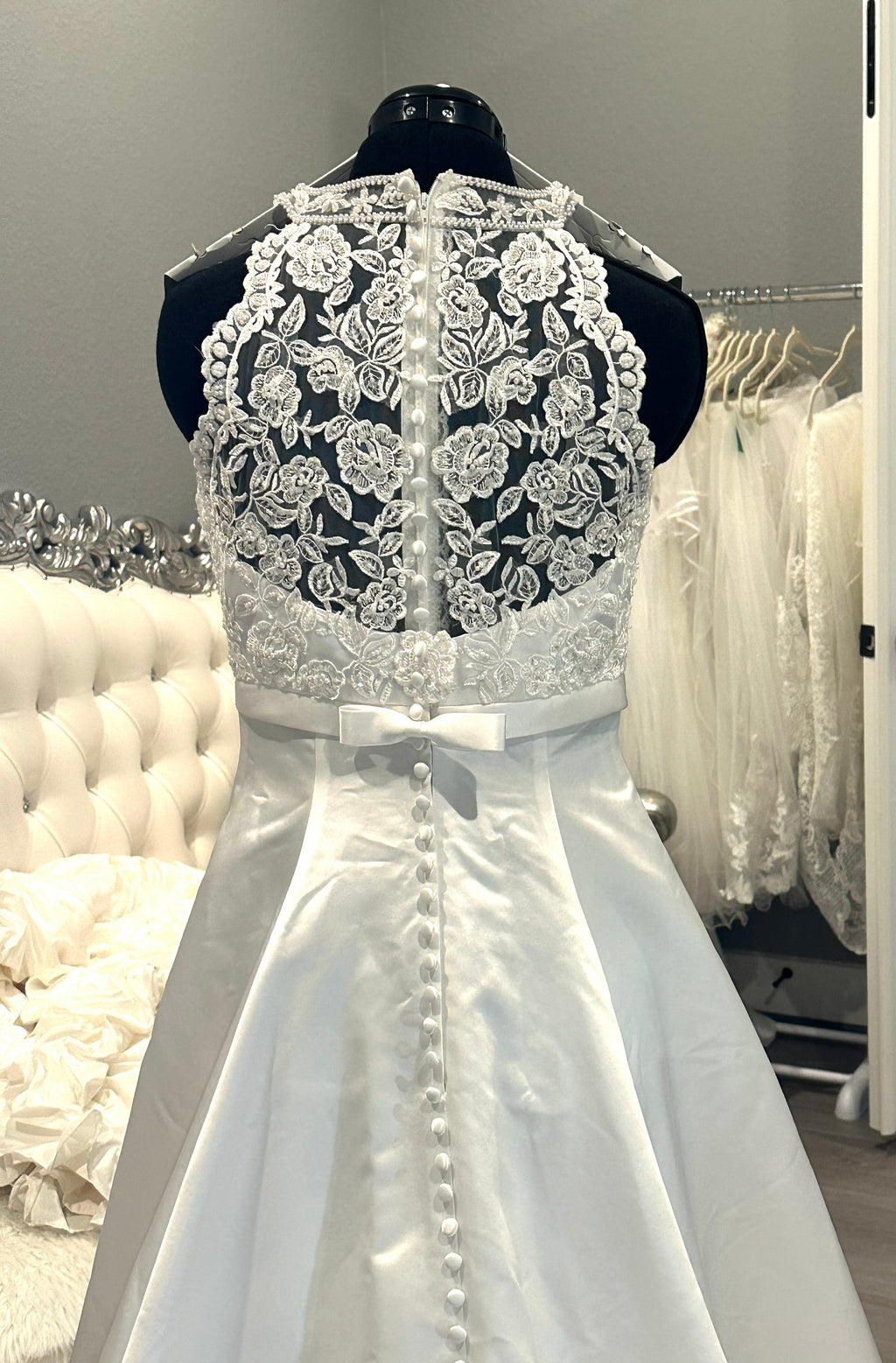 Gloria Vanderbilt Elegant High-Neck Lace Ball Gown with Cathedral Train SIZE 10