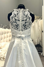 Gloria Vanderbilt Elegant High-Neck Lace Ball Gown with Cathedral Train SIZE 10