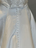 Gloria Vanderbilt Elegant High-Neck Lace Ball Gown with Cathedral Train SIZE 10