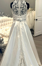 Gloria Vanderbilt Elegant High-Neck Lace Ball Gown with Cathedral Train SIZE 10