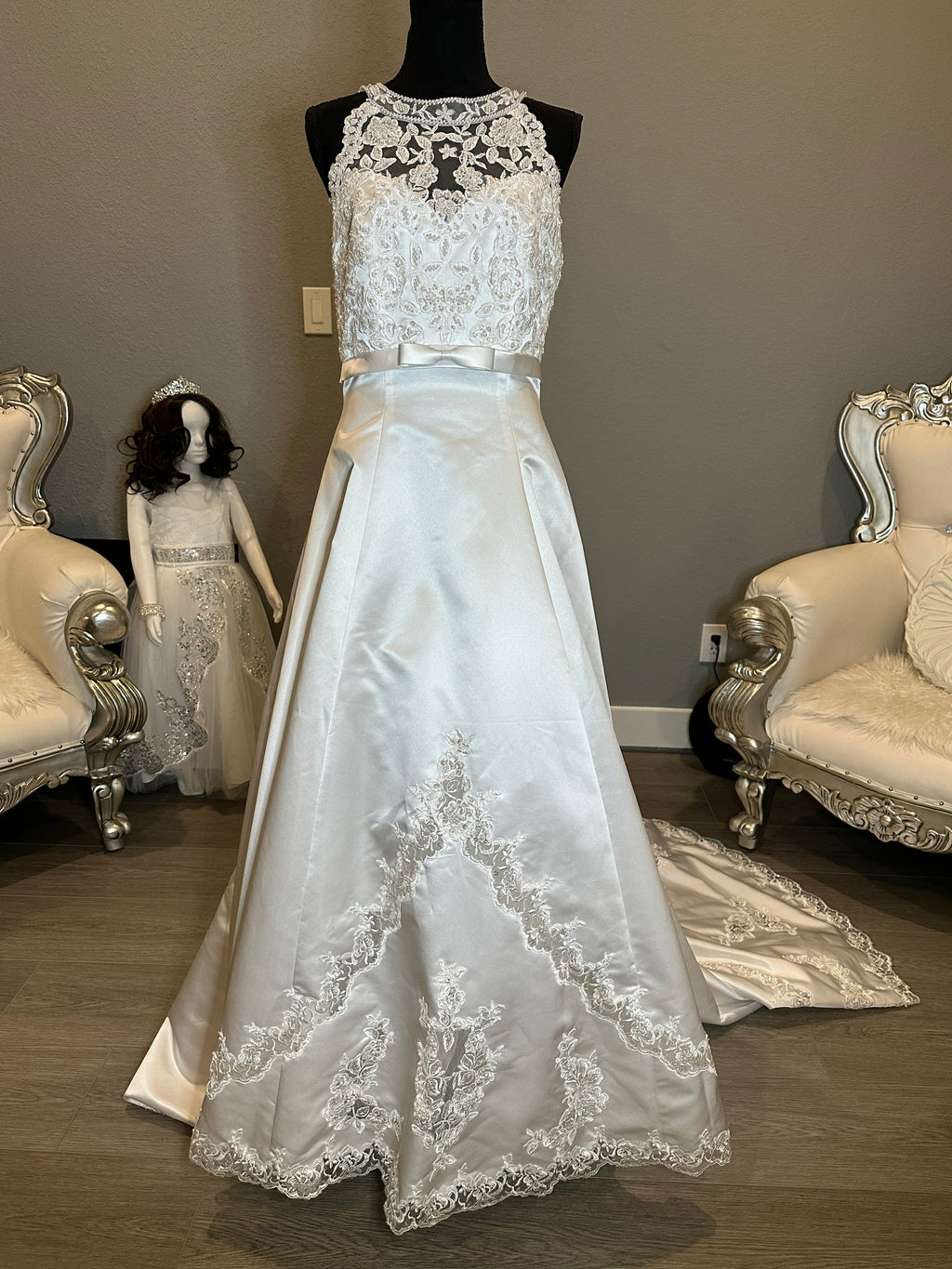 Gloria Vanderbilt Elegant High-Neck Lace Ball Gown with Cathedral Train SIZE 10