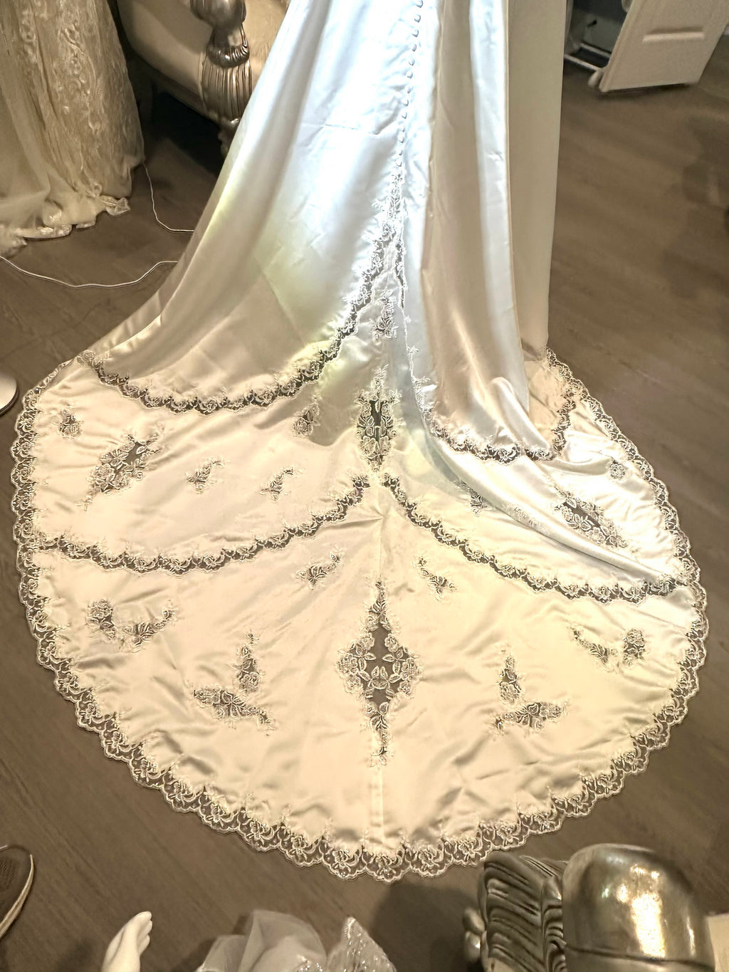 Gloria Vanderbilt Elegant High-Neck Lace Ball Gown with Cathedral Train SIZE 10