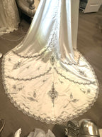 Gloria Vanderbilt Elegant High-Neck Lace Ball Gown with Cathedral Train SIZE 10