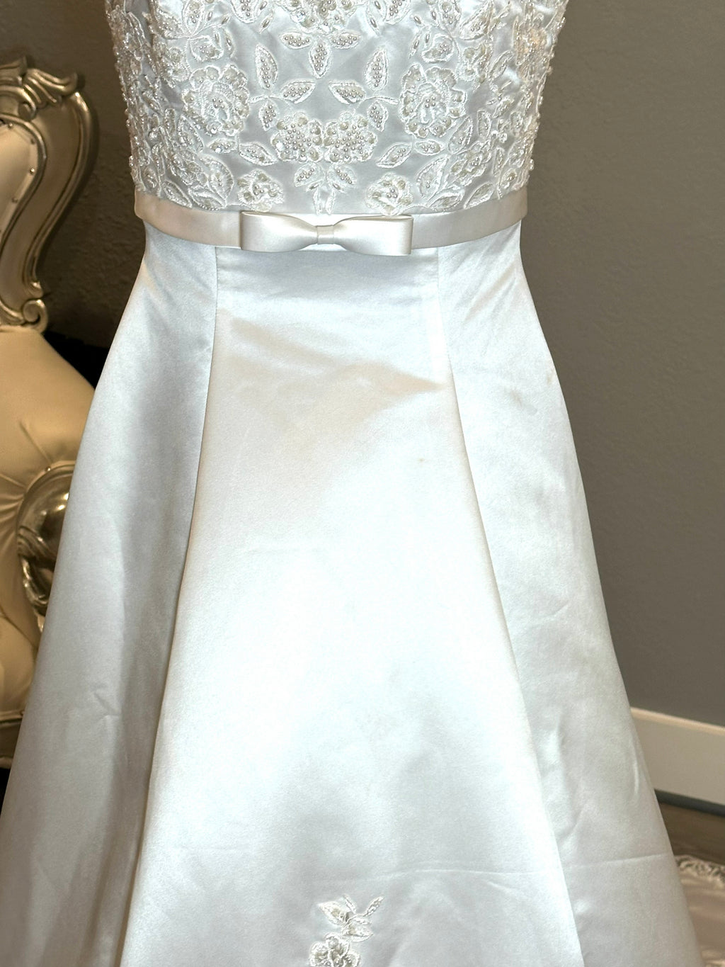Gloria Vanderbilt Elegant High-Neck Lace Ball Gown with Cathedral Train SIZE 10