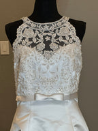 Gloria Vanderbilt Elegant High-Neck Lace Ball Gown with Cathedral Train SIZE 10