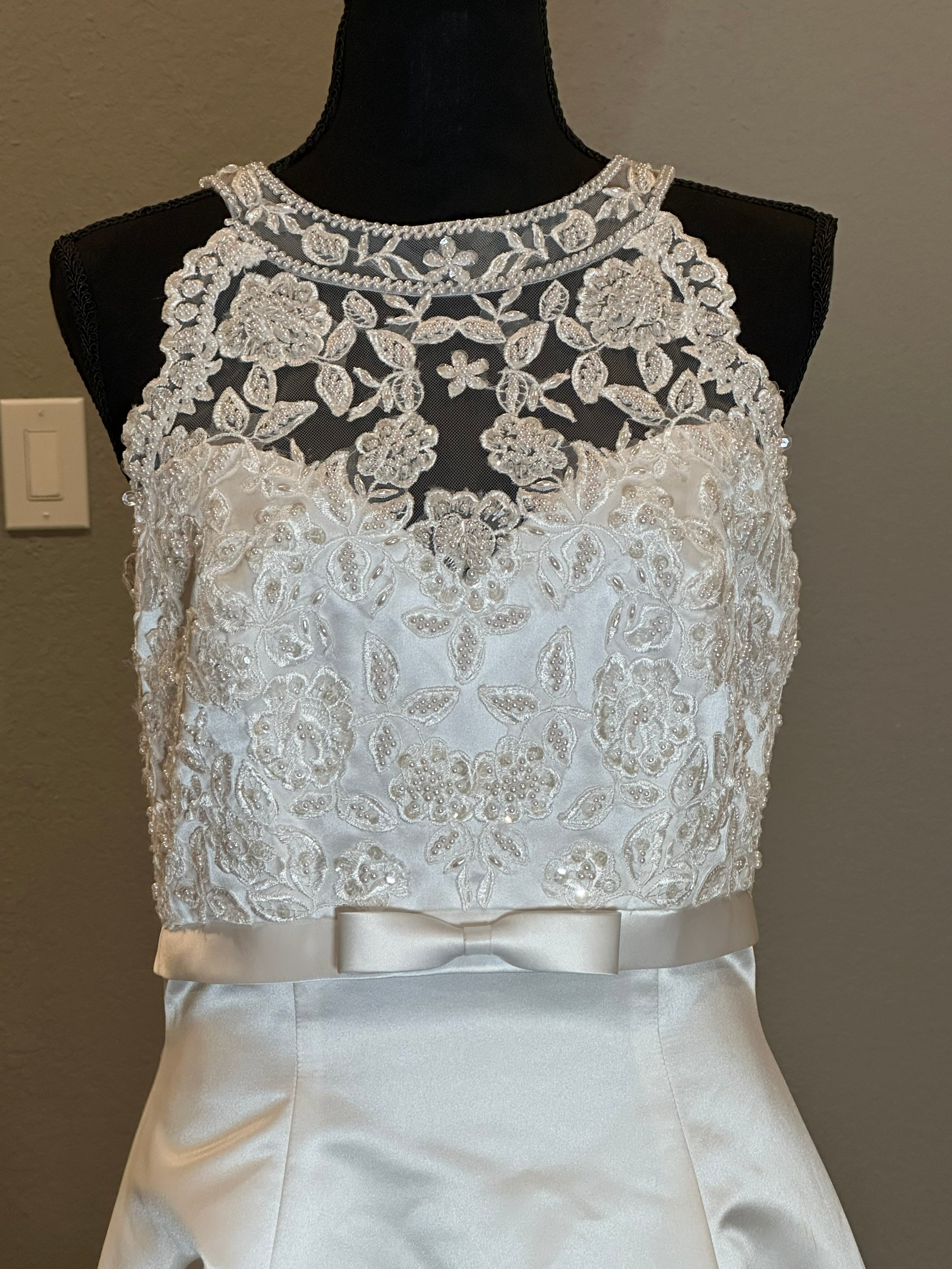 Gloria Vanderbilt Elegant High-Neck Lace Ball Gown with Cathedral Train SIZE 10