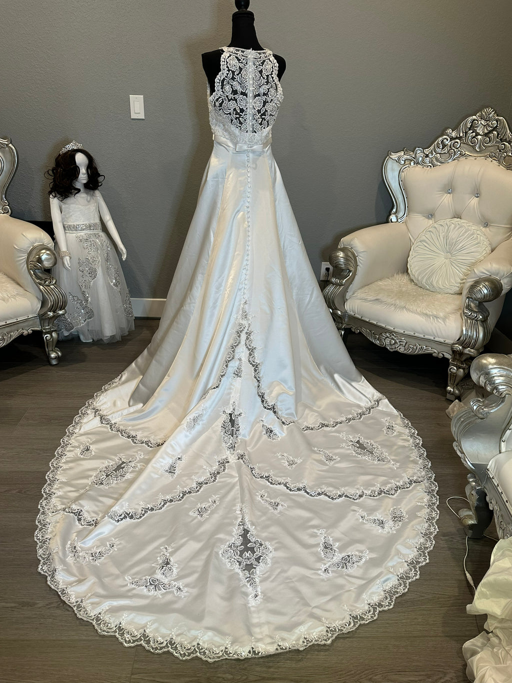 Gloria Vanderbilt Elegant High-Neck Lace Ball Gown with Cathedral Train SIZE 10