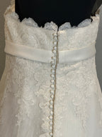 La Sposa Pronovias Lace A-Line Wedding Dress w/ Straight Neckline, Button Back & Chapel Train SIZE 14