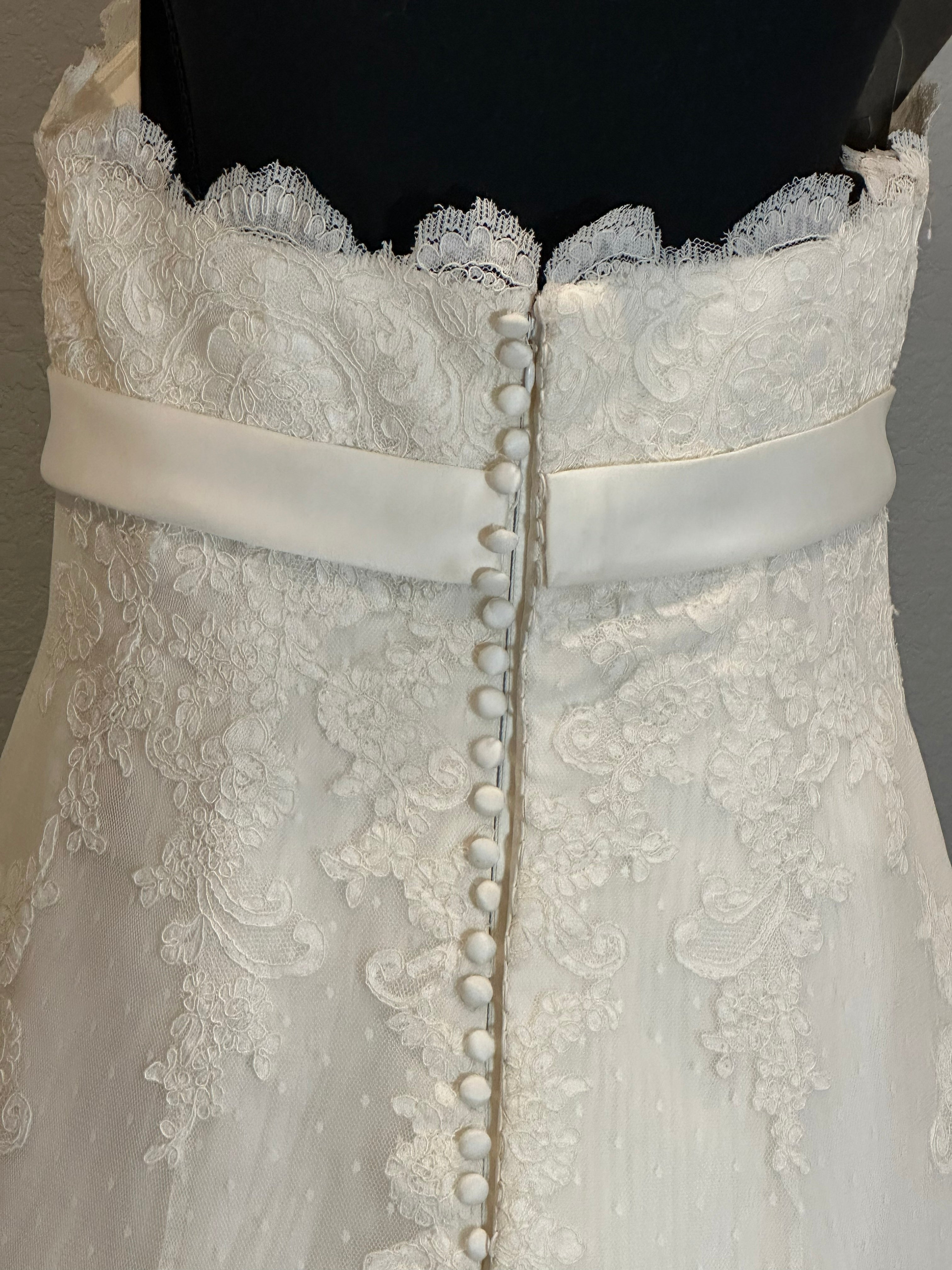 La Sposa Pronovias Lace A-Line Wedding Dress w/ Straight Neckline, Button Back & Chapel Train SIZE 14