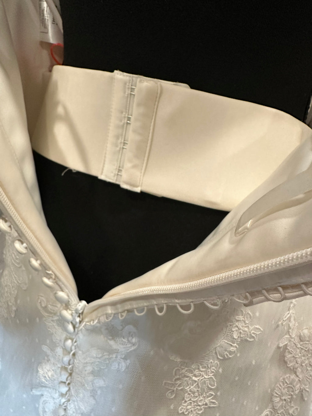 La Sposa Pronovias Lace A-Line Wedding Dress w/ Straight Neckline, Button Back & Chapel Train SIZE 14