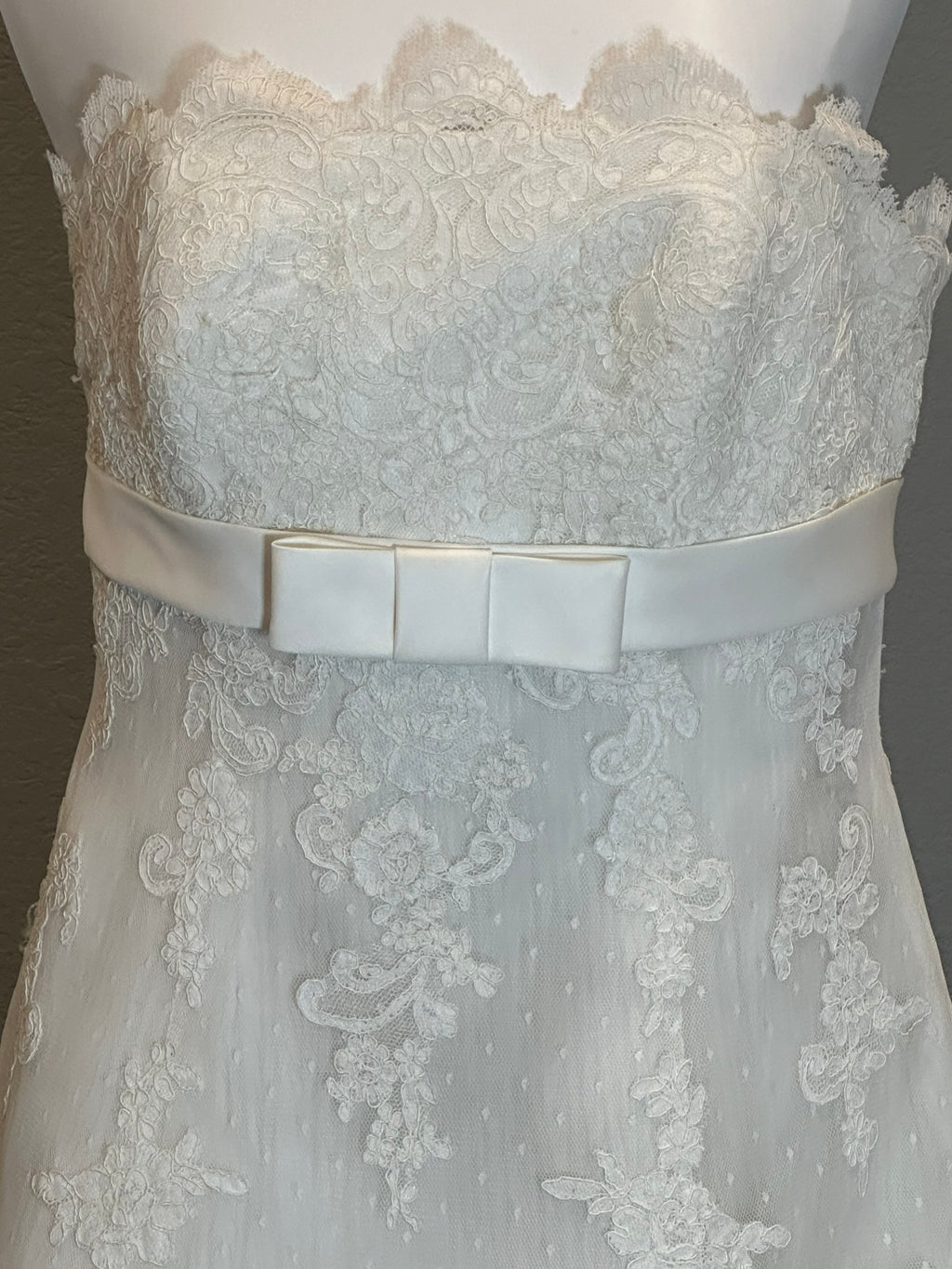 La Sposa Pronovias Lace A-Line Wedding Dress w/ Straight Neckline, Button Back & Chapel Train SIZE 14