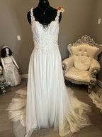 Justin Alexander Romantic Lace A-Line Wedding Dress with Deep V Back | Boho Tulle Bridal Gown SIZE 8