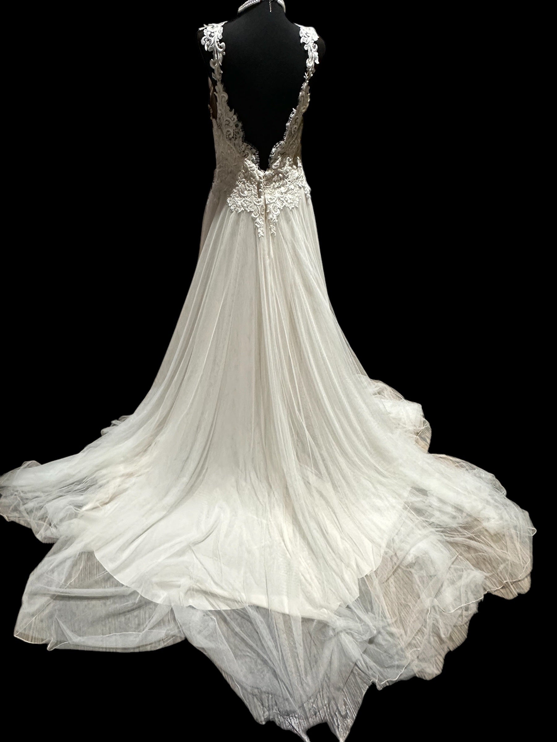 Justin Alexander Romantic Lace A-Line Wedding Dress with Deep V Back | Boho Tulle Bridal Gown SIZE 8