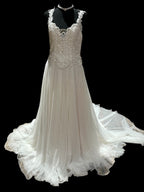 Justin Alexander Romantic Lace A-Line Wedding Dress with Deep V Back | Boho Tulle Bridal Gown SIZE 8
