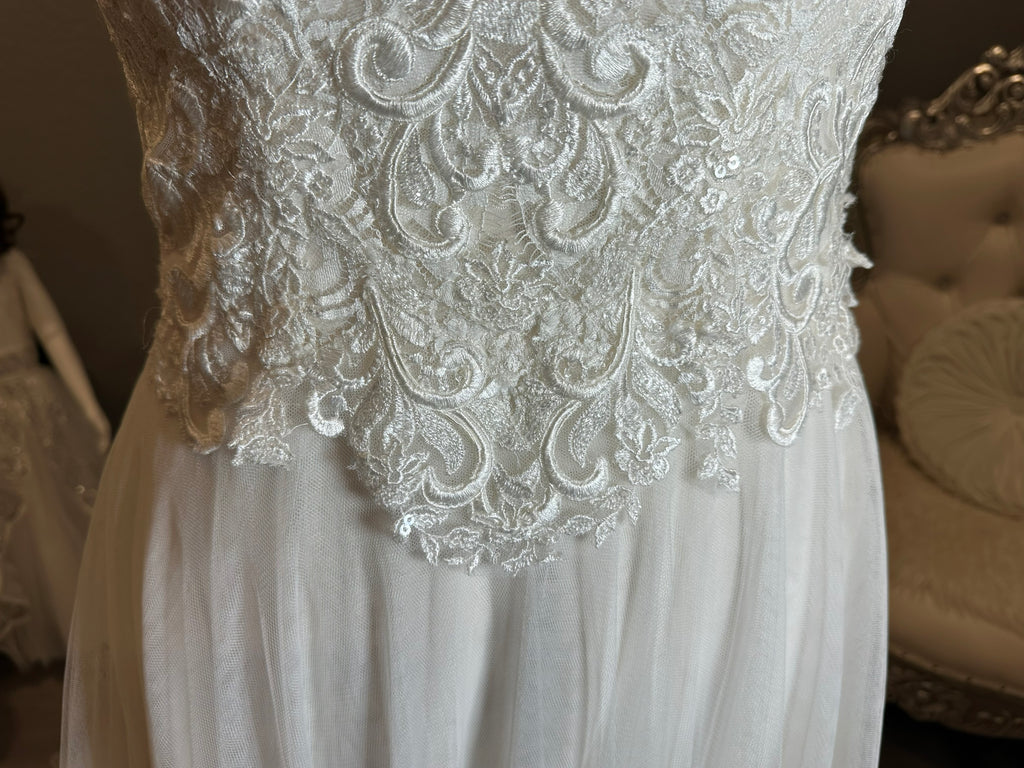 Justin Alexander Romantic Lace A-Line Wedding Dress with Deep V Back | Boho Tulle Bridal Gown SIZE 8